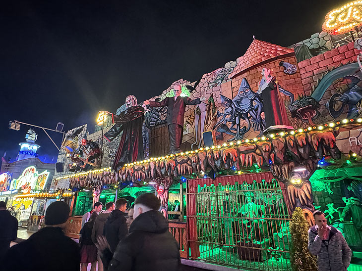 Oktoberfest Eckl's Nostalgie Geisterbahn: die familienfreundliche Geisterbahn auf der Wiesn 85 Jahre auf der Wiesn - 20 Gruseleffekte - mit lebendem Geist. (©Foto:: Martin Schmitz)